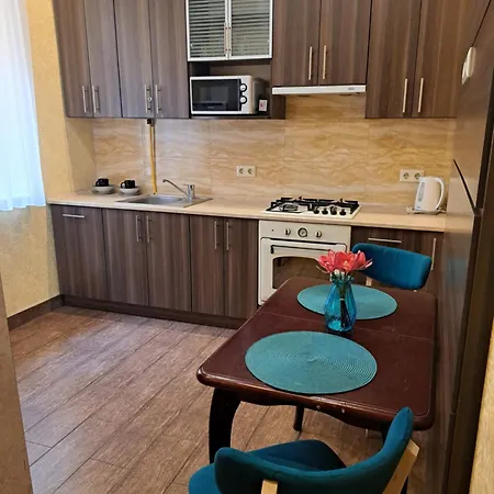 у центрі міста опера *
